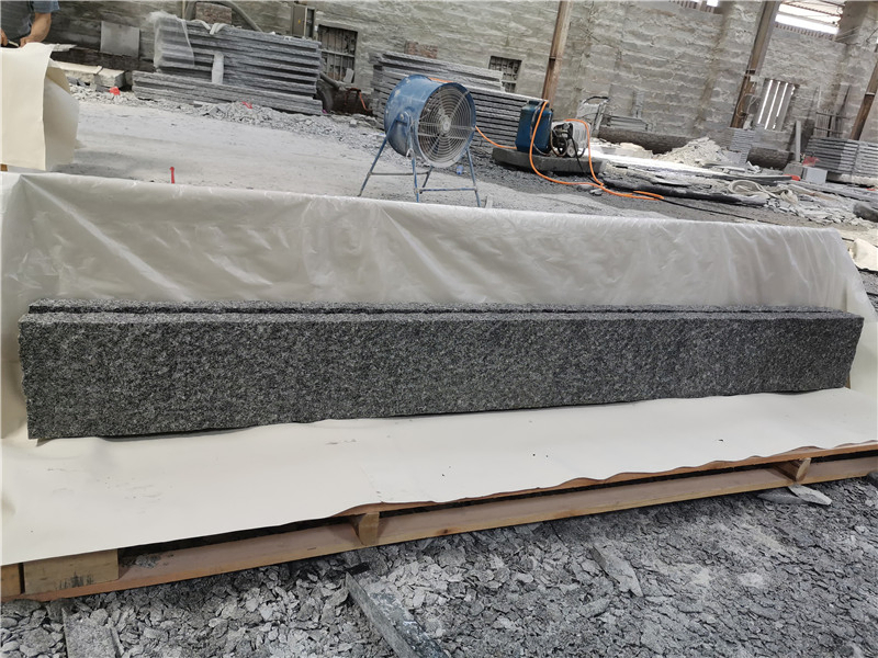 Grey and Black Granite Palisade Stone for Garden and Outdoor Landscape