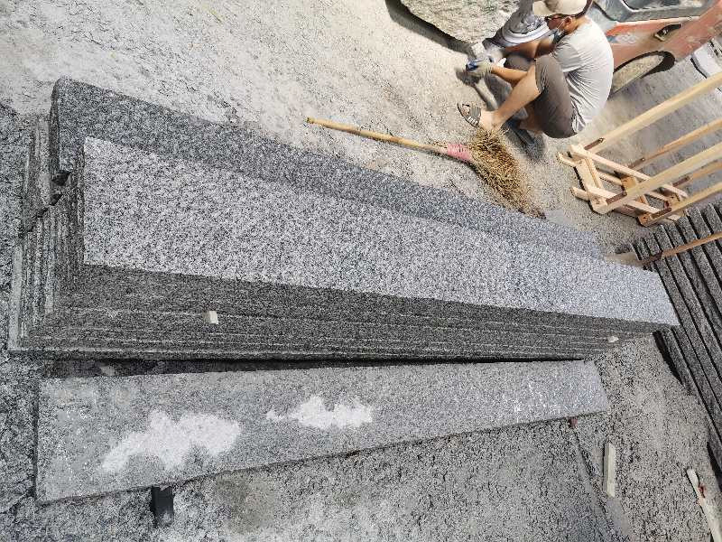 Grey and Black Granite Palisade Stone for Garden and Outdoor Landscape