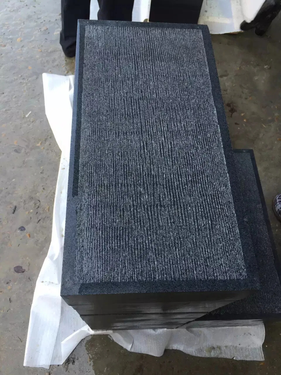 Black Granite Palisade Stone for Garden Borders and Landscape Design